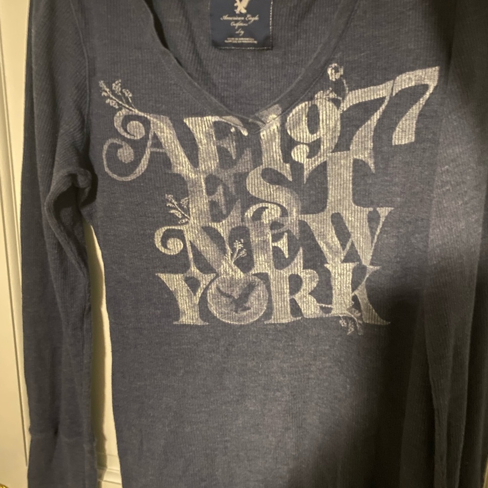 Vintage American Eagle Outfitters Women's Blue Graphic Long Sleeve Tee